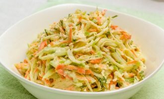 Витаминный салат из редьки с капустой