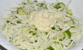 Салат из редьки с пекинской капустой и огурцами