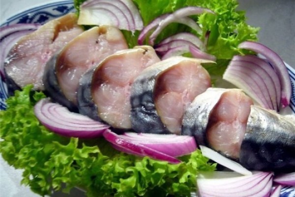 Скумбрия в уксусном маринаде с красным луком, рецепт с фото Скумбрия в уксусном маринаде с красным луком, рецепт с фото