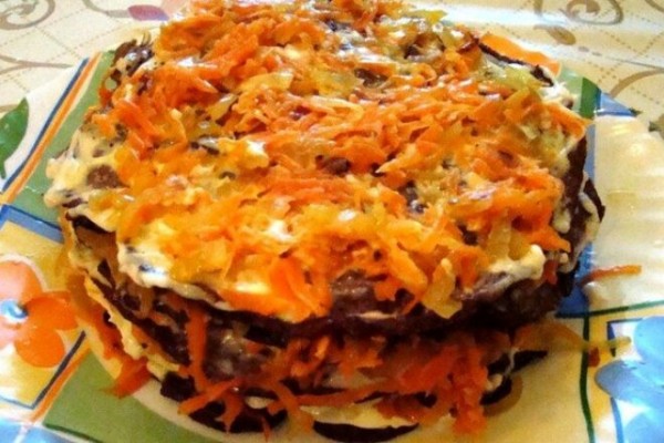 Печеночный торт с луком, чесноком и морковью, рецепт с фото