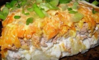 Слоеный салат из свиной печени с картофелем