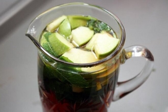 Зеленый чай с медом и свежими яблоками, рецепт с фото