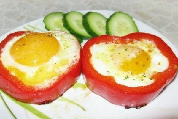 Яичница в болгарском перце с помидорами на завтрак, рецепт с фото