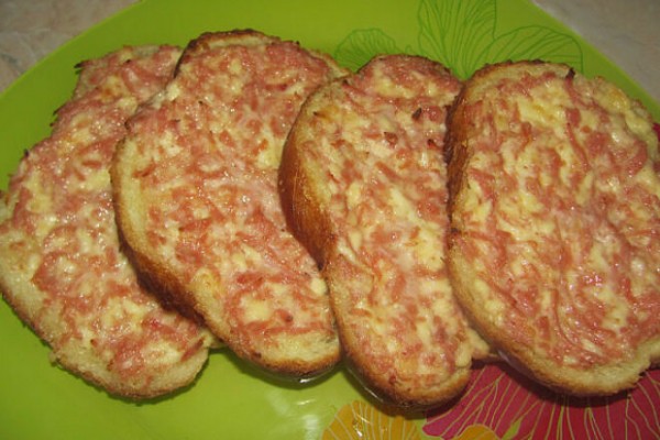 Гренки с сыром и сосиской на завтрак, рецепт с фото