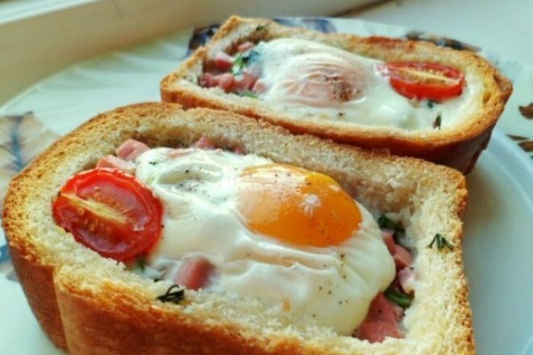 Бутерброд с яйцом, сосиской и помидором, рецепт с фото