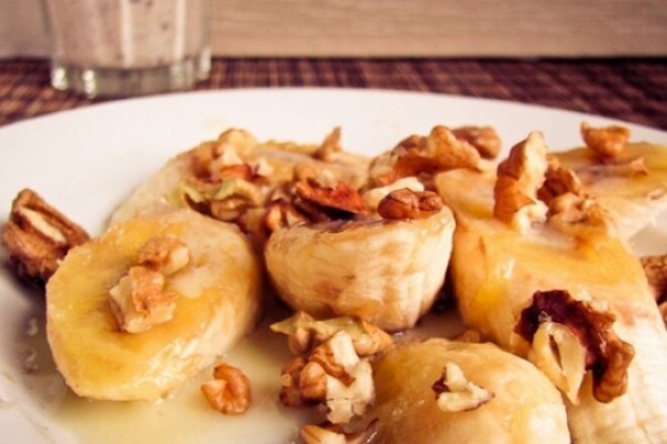 Медовые бананы с орехами и йогуртом, рецепт с фото