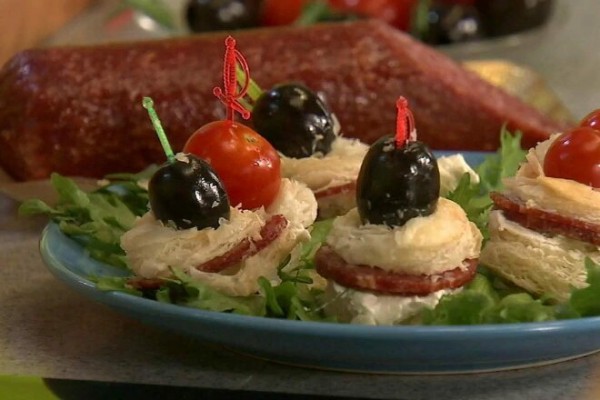Канапе с салями, творожным сыром и чесноком, рецепт с фото Канапе с салями, творожным сыром и чесноком, рецепт с фото