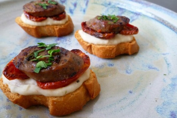 Бутерброды с белой фасолью и домашней колбасой, рецепт с фото