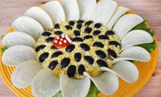 Салат «Подсолнух» с шампиньонами и кукурузой