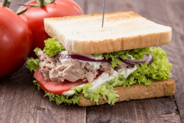 Сэндвич с консервированным тунцом и сельдереем, рецепт с фото и видео