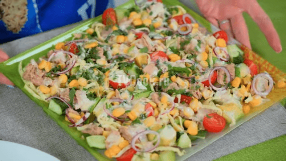 Салат из тунца с кукурузой и авокадо