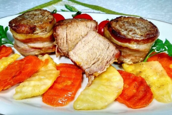 Свиные медальоны с помидорами и сыром в беконе, рецепт с фото