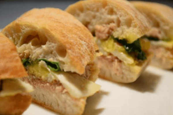 Закрытый бутерброд с тунцом, яйцом и зеленью, рецепт с фото и видео