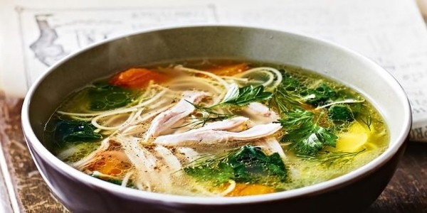 Рецепт дня: куриный суп с яичной лапшой и имбирём