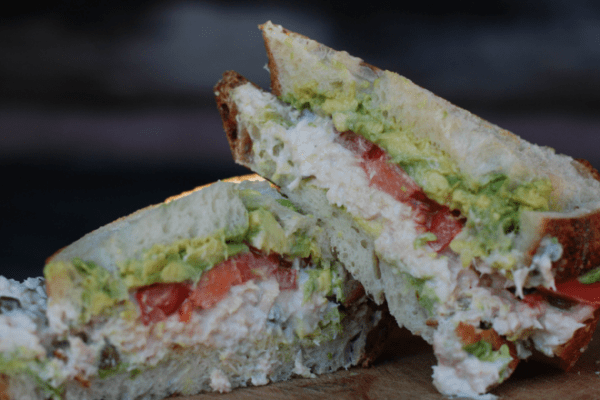 Сэндвич с тунцом, помидорами и чесноком, рецепт с фото