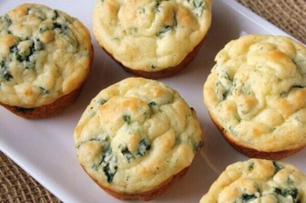 Сырные кексы на кефире с зеленым луком, рецепт с фото