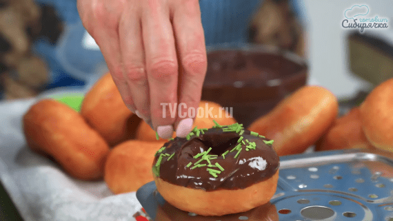 Шоколадные дрожжевые пончики с посыпкой