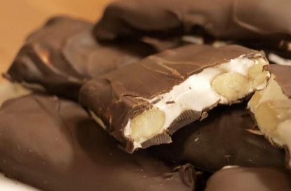Домашняя нуга с миндалем в шоколаде, рецепт с фото