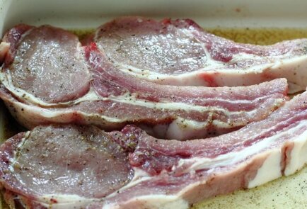 Пряная свинина на косточке в духовке, рецепт с фото пошагово