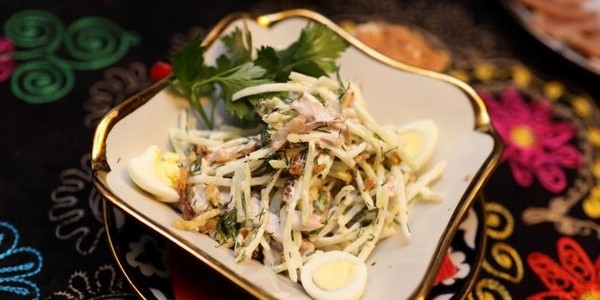 Быстро и вкусно: салат из редьки и жареного мяса