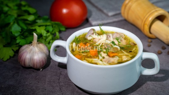 Куриный суп с домашней лапшой и специями