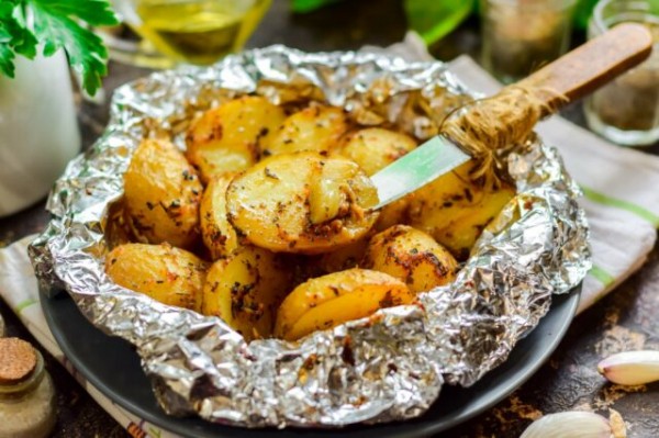 Запеченный картофель с чесноком и травами в фольге, рецепт с фото Запеченный картофель с чесноком и травами в фольге, рецепт с фото