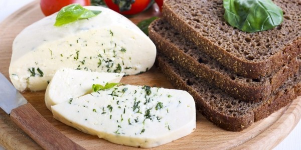 Отличная закуска на Пасху: домашний сыр из кефира и молока с зеленью