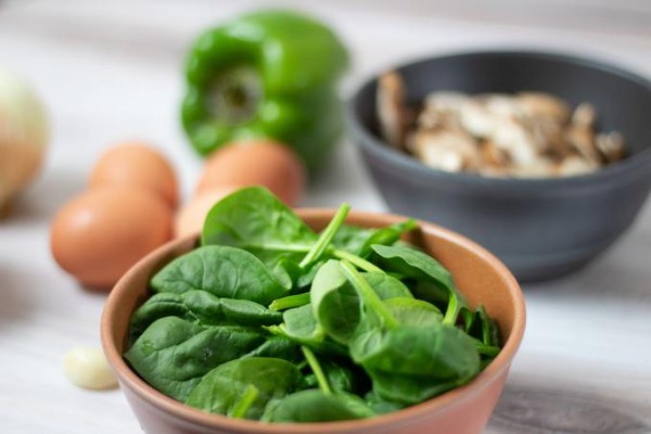 Свежий вкус: 3 простых рецепта весенних салатов