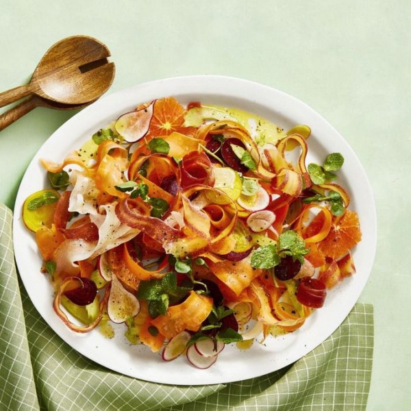 Свежий вкус: 3 простых рецепта весенних салатов