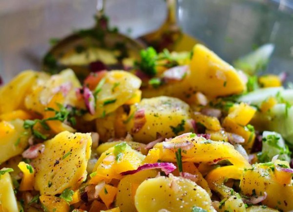 Салат с молодым картофелем и спаржей: весеннее витаминное блюдо