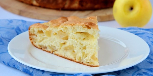 Рецепт дня: воздушный пирог на кефире с яблоками без яиц
