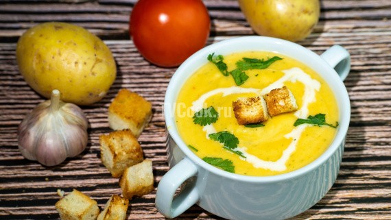 Картофельный суп-пюре с гренками по-деревенски