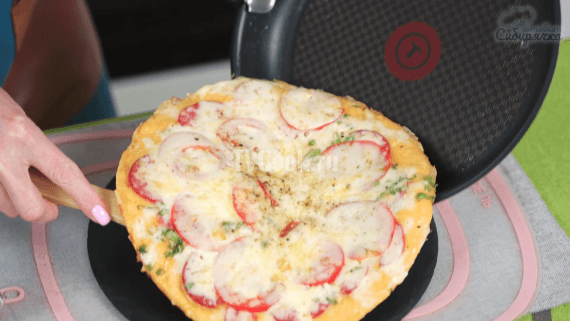 Пицца с сервелатом и томатами с сыром на сковороде