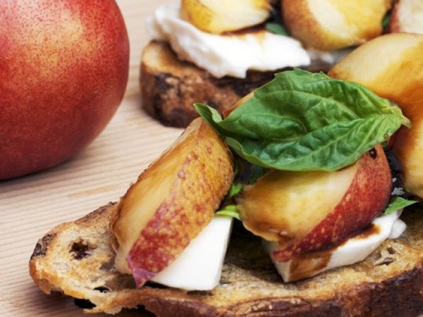 Бутерброд с персиками и моцареллой: рецепт пошагово