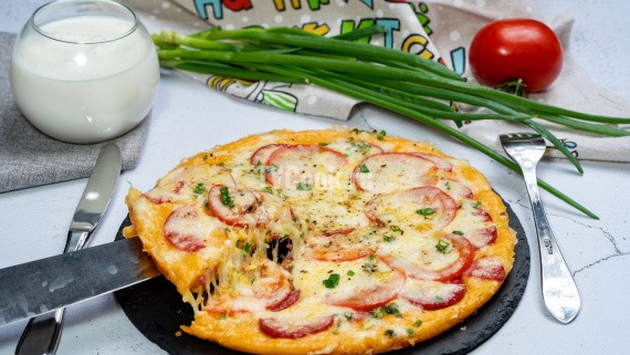Пицца с сервелатом и томатами с сыром на сковороде