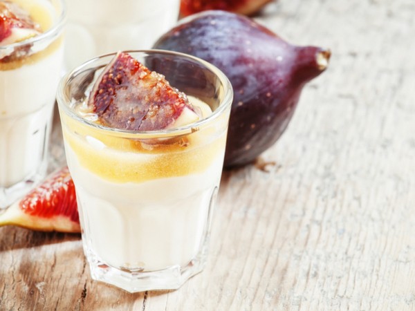 Полезный завтрак: греческий йогурт с инжиром и медом