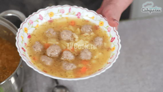 Быстрый суп с мясными фрикадельками и клецками