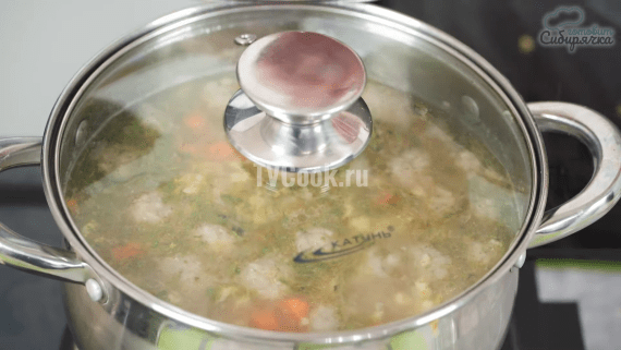 Быстрый суп с мясными фрикадельками и клецками