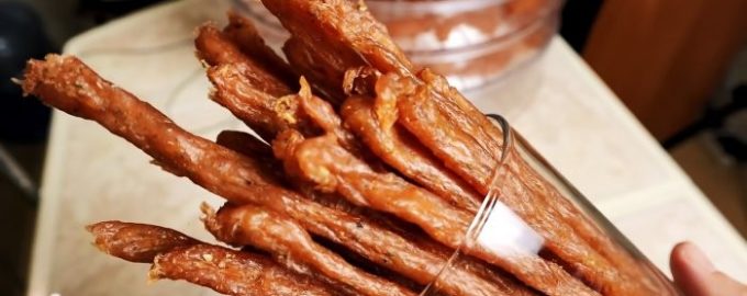чесночные куриные колбаски
