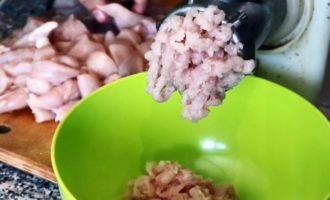чесночные куриные колбаски