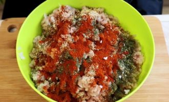 чесночные куриные колбаски